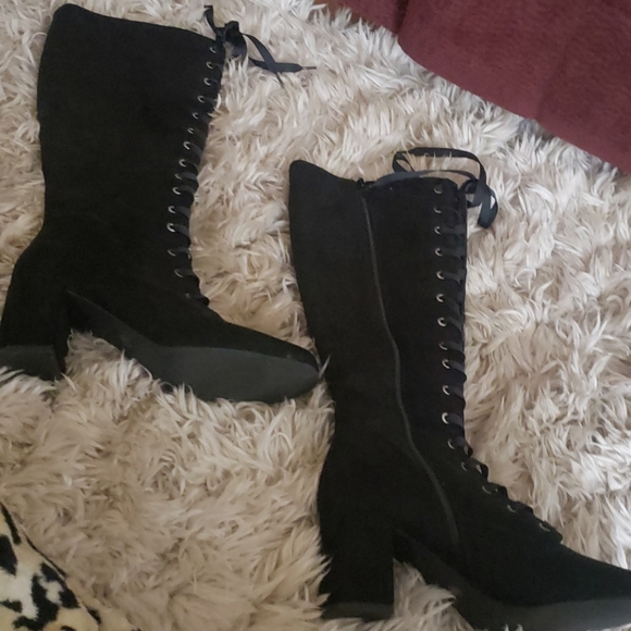 Lace up black suede boots - Picture 3 of 3